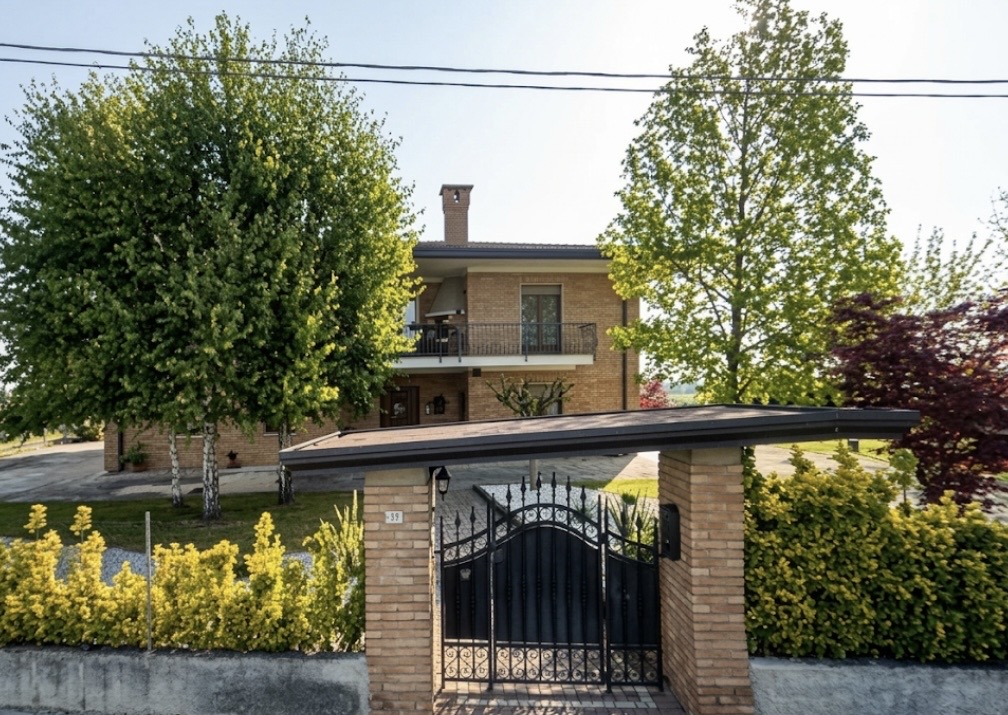 ELEGANTE Villa con Giardino Privato: Il tuo Rifugio di Relax tra Natura e Comfort 